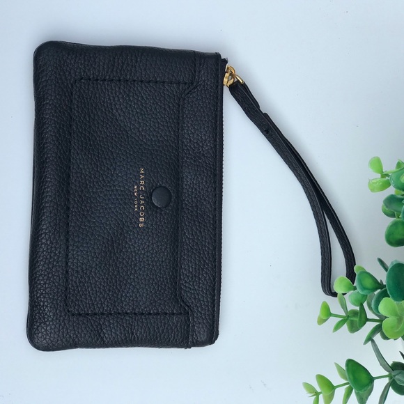 Marc Jacobs Handbags - MARC JACOBS🍁🍂Leather Wristlet